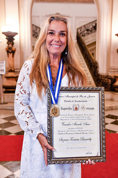 Suzana Bennesby with her Chiquinha Gonzaga Medal of Recognition in the Rio de Janeiro City Council.