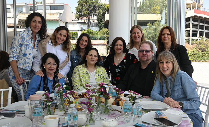 Members of Mexico’s Women’s Division council with Saul Kisel as they celebrate International Women’s Day and their continued success.