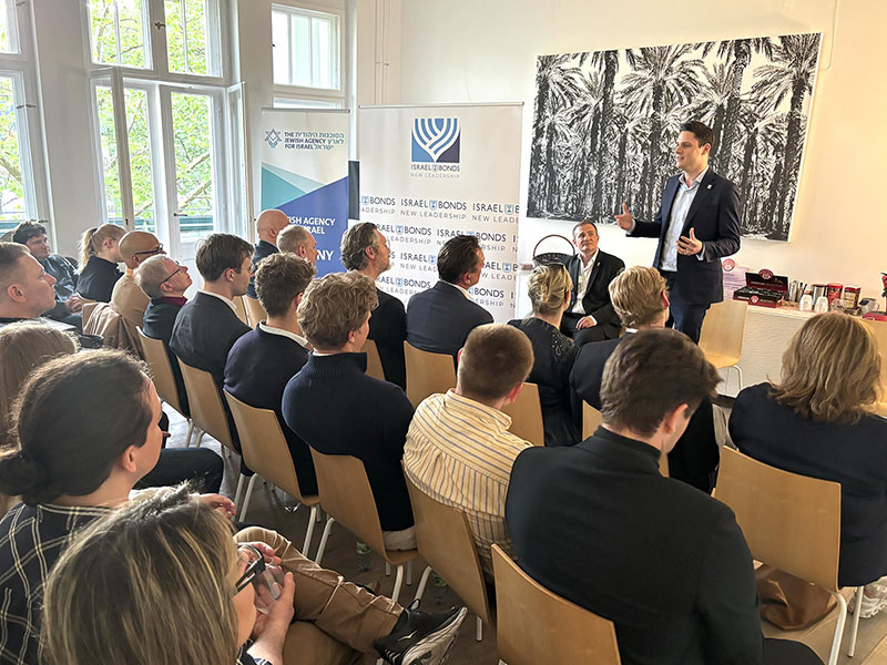 DE-NL-Event-Sebastian-and-audience DE-NL-Event-Sebastian-and-audience