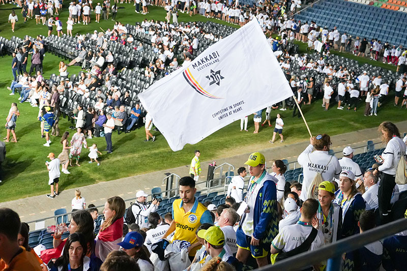 KOL-Jun-25-DE-NEW2-opening-2022 At the opening ceremony of the 2022 Maccabiah in Israel, MAKKABI Germany athletes proudly wave our flag.