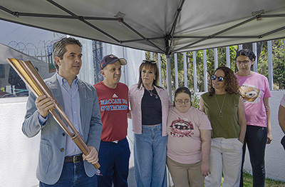 Daniel Wulfovich, President of Mexico’s Maccabiah Committee, holds the ceremonial torch at the Kadima School. Bringing the torch to Jewish schools and institutions across the community is a meaningful tradition ahead of the Maccabi Games.