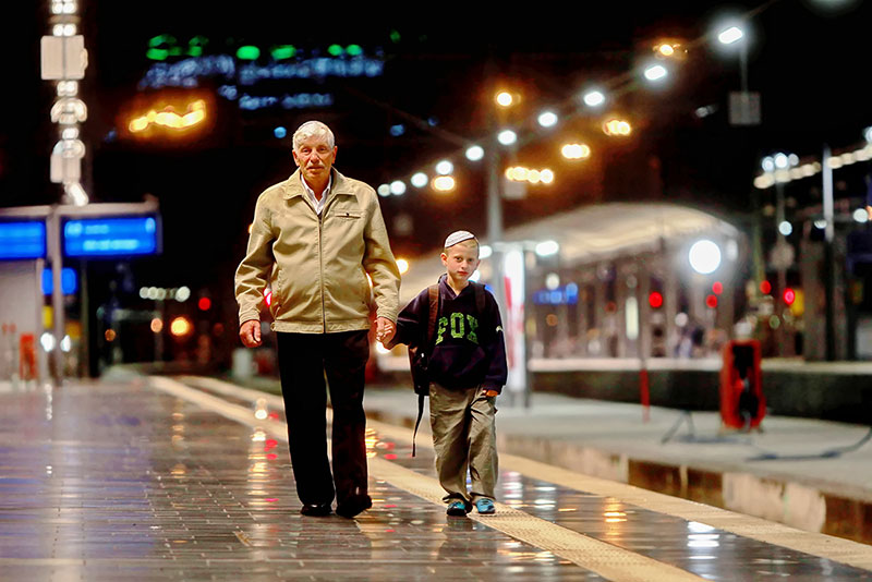 KOLAug25-DE-Photo---Rafael-Herlich---grandfather-and-grandchild