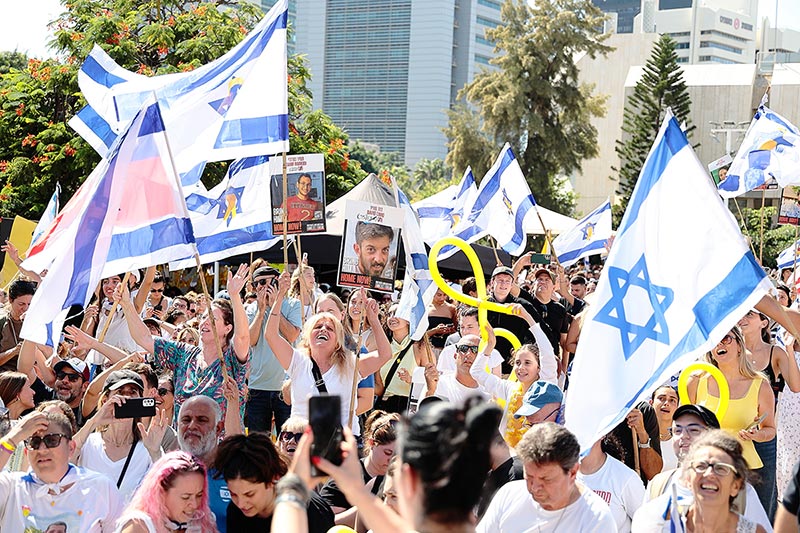 Thousands of people, gathered in Hostages’ Square to witness the return of the final 20 living hostages from Gaza, watching their homecoming unfold on a giant screen. Photo by Lizzy Shaanan Pikiwiki Israel, CC BY 2.5, via Wikimedia Commons