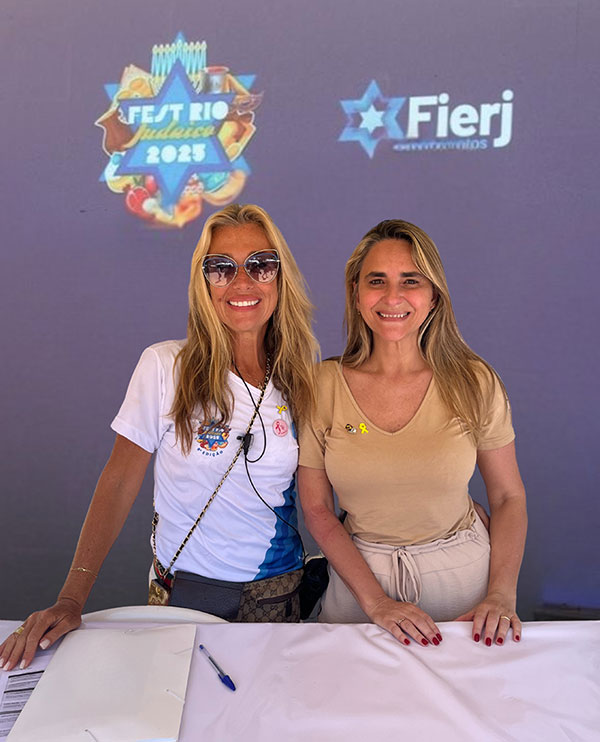Suzana Bennesby, member of Israel Bonds Women’s Division in Rio de Janeiro and VP of FIERJ with Eyla Benedykt at the Israel Bonds booth at FestRio Judaico.