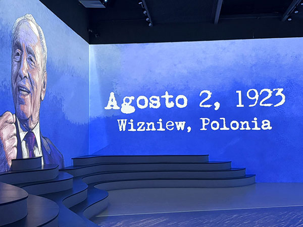 At the Museo Inmersivo Shimon Peres Images transform the space into a living narrative.